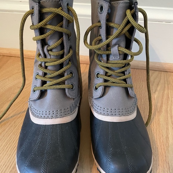 Terrific, trendy and well-made Sorel duck boots - Picture 4 of 4